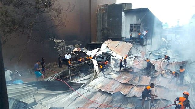 Fire breaks out at plastic goods shop in Matara