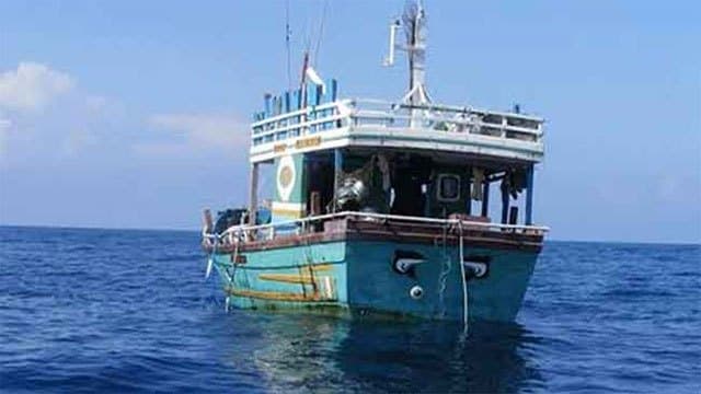 Small fishing boats barred from venturing to sea amid bad weather