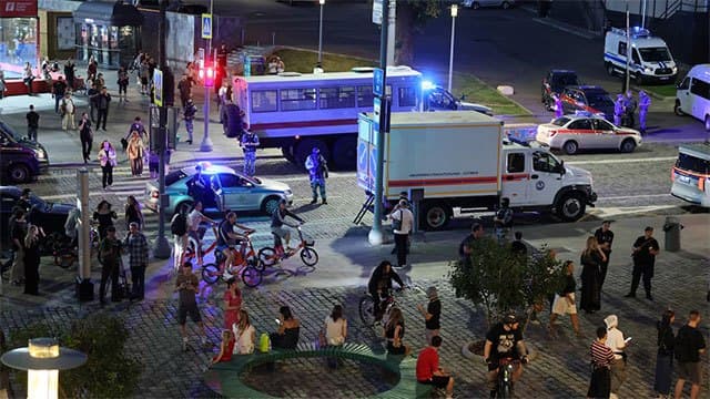 Bomb carried by woman kills three, injures 21 near Moscow restaurant, authorities say