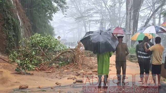 Hatton–Colombo road blocked at Diyagala due to earth slips