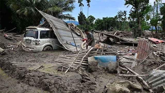India monsoon floods, landslides kill more than 100 since July
