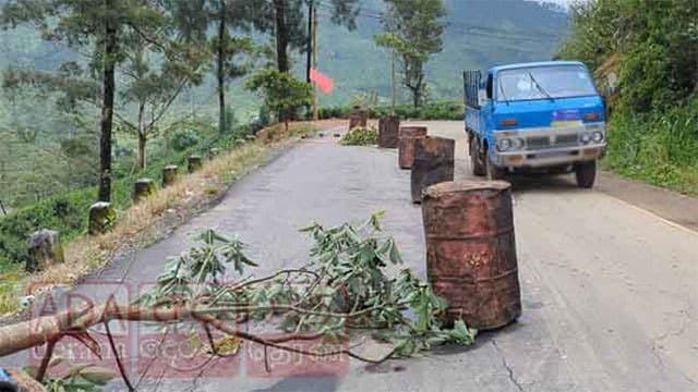 Hatton–Colombo main road at Rozella restricted to one lane