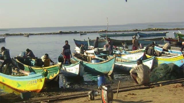 Small fishing boats warned against going to sea from Matara to Pottuvil