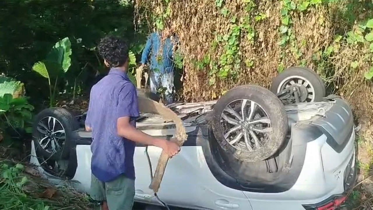 Three injured as luxury car crashes into pedestrians in Waskaduwa