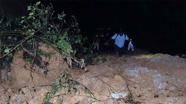 Earthslip blocks Hatton-Colombo main road in Kuyilwatte
