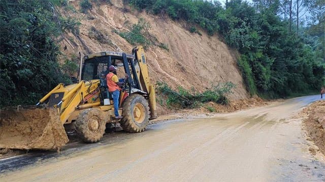 Hatton–Colombo main road reopened to traffic following earthslip