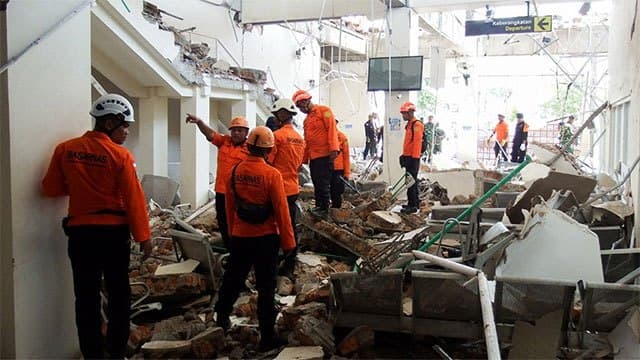 Indonesia quake death toll jumps to 20, sparks mass evacuations