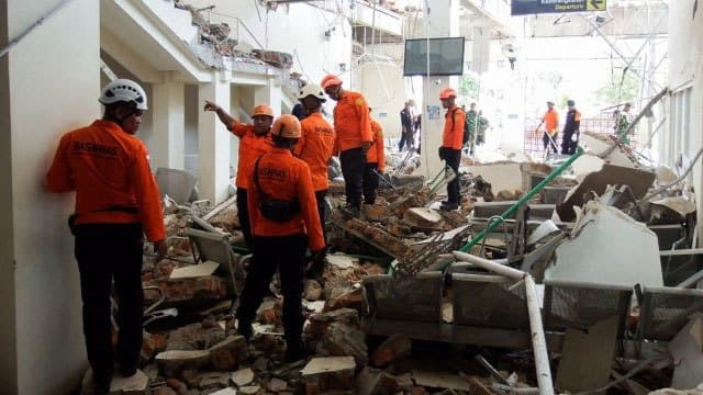 Thousands evacuate after Indonesia quake kills 51, cuts roads