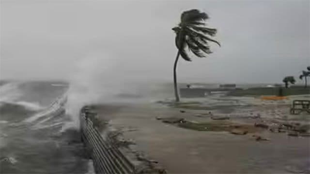 Hurricane Lala lashes Hawaii with strong winds and torrential rain