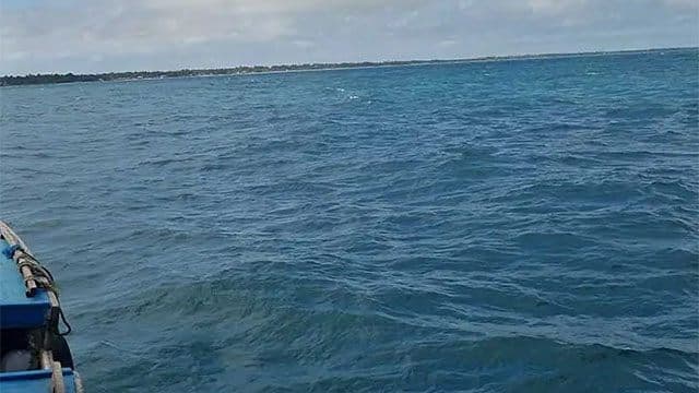 Navy rescues 10 people after vessel accident on Kurikadduwan-Delft route