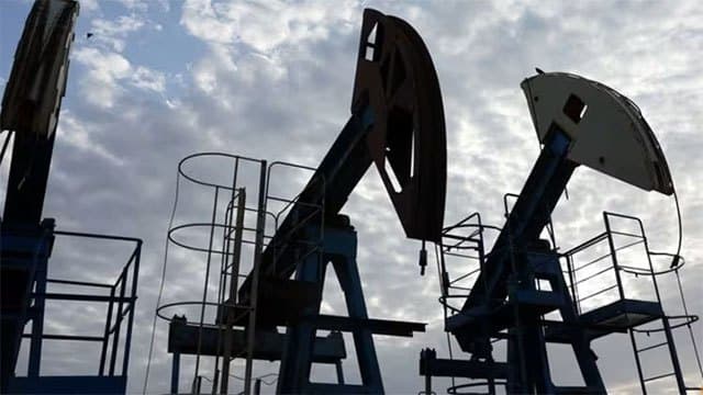 Oil climbs as fading US-Iran peace hopes raise supply risks