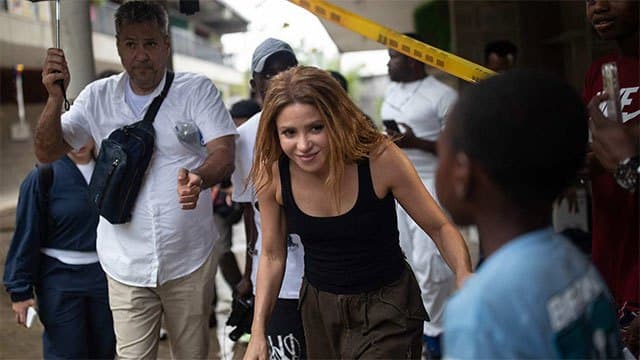 Shakira visits quake-hit Colombia region, pledges to rebuild schools