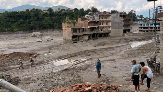 Death toll in Nepal rises to 579, say officials