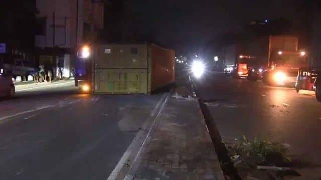 Container truck overturns near Gonapola Junction