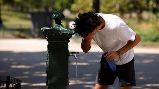 France saw 7,000 excess deaths during heatwaves until late July, minister says