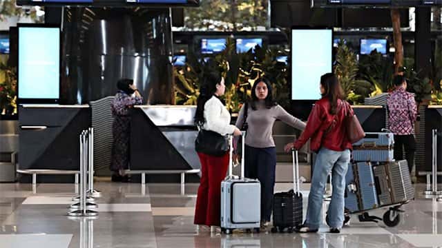 Jakarta airport and others reopen after volcanic ash crisis
