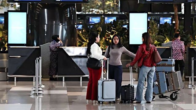 Jakarta airport and others reopen after volcanic ash crisis