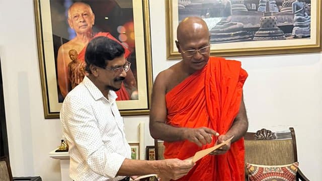 Tilvin Silva visits Gangaramaya Temple to discuss progress of ‘Temple City’ project