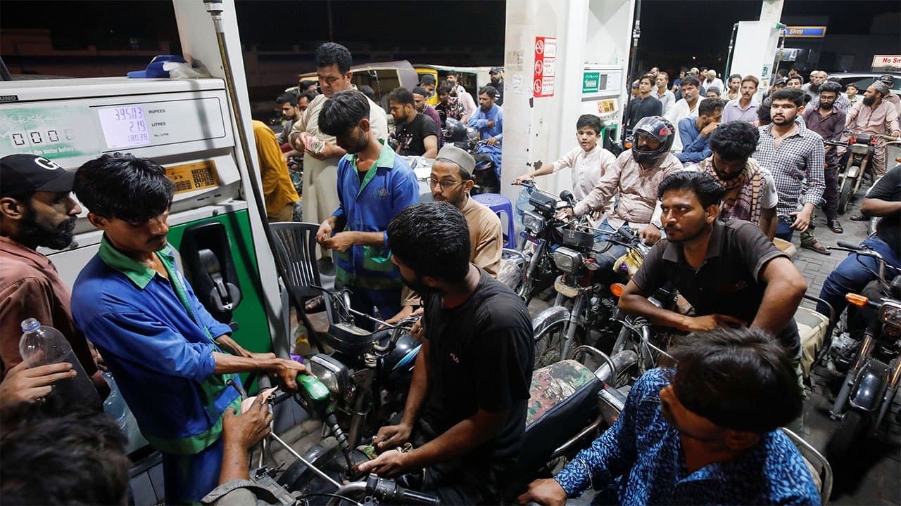 Pakistan cuts official fuel use 50%, restricts government travel amid Mideast oil shock
