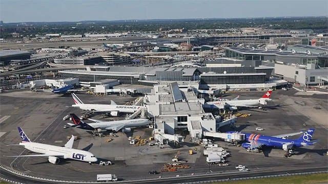 Flights at major US airports delayed after cable cut by construction workers