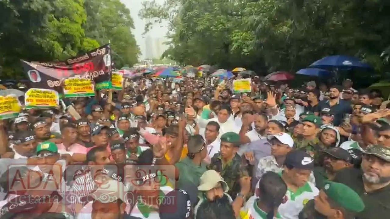 SJB protest blocks parliament entrance amid heavy traffic in Battaramulla