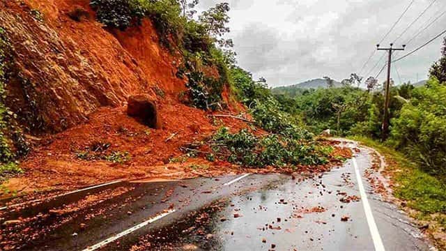 Earth slip blocks Hatton-Colombo main road at Kuyilwatte