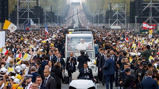 Pope praises young people's 'energy and commitment' at huge open-air Mass in Paris