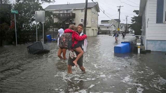 One dead as nor'easter storm pummels New York and New Jersey