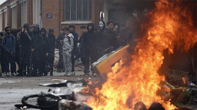 More than 400 detained as France student protests escalate
