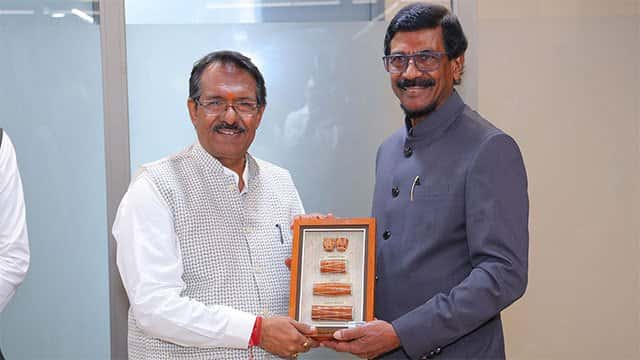 JVP delegation led by Tilvin Silva visits Delhi BJP office