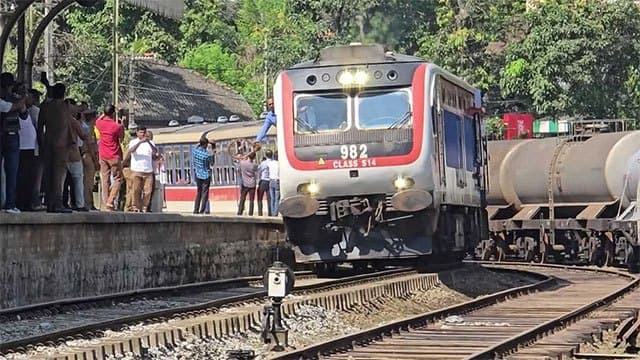 ‘Podi Menike’ train reaches Peradeniya after Cyclone Ditwah disruption