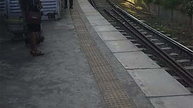 Landslide blocks railway line between Peradeniya and Gelioya