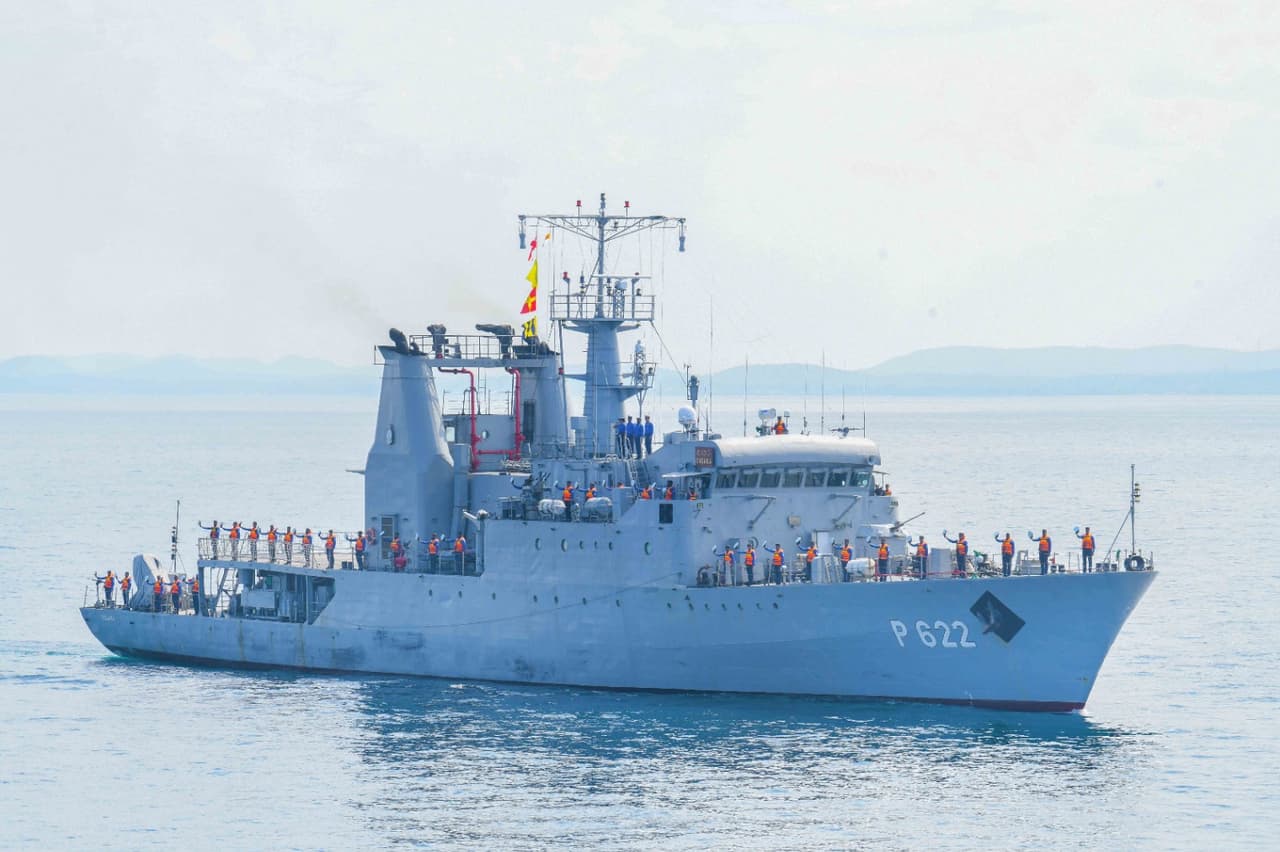 Navy fleet salutes Commander at TRINEX-26...