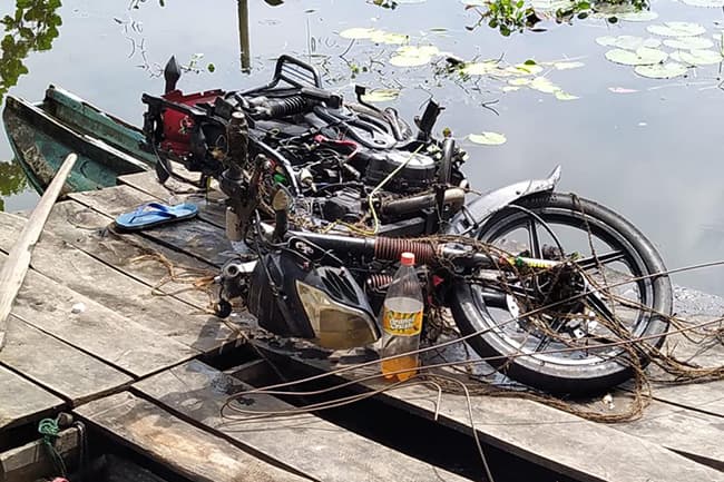Panadura shooting: Motorcycle used by gunmen recovered from Bolgoda Lake