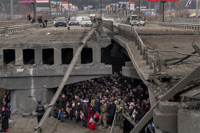 Evacuations halted in as Russian guns keep firing, Ukraine says