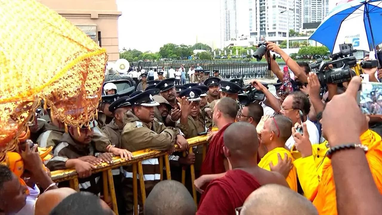 Buddhist monks’ foot march reaches Presidential Secretariat in Colombo