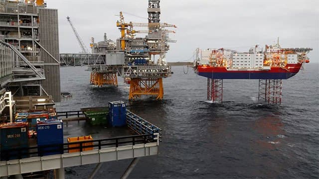 Oil rises slightly as market weighs mixed supply signals