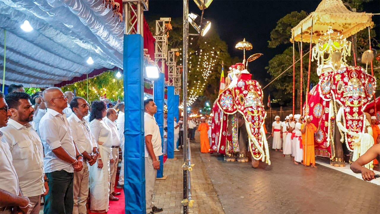 President joins historic Randoli Perahera… - image 1