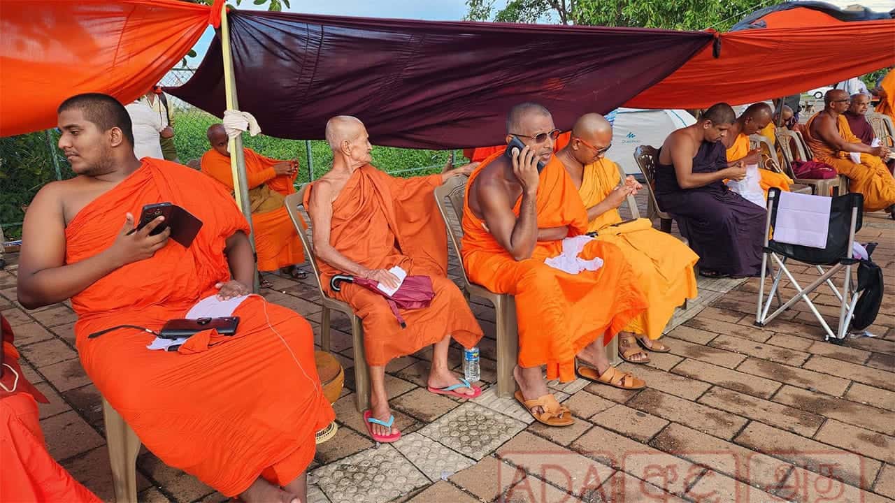 Monks remain outside Presidential Secretariat…