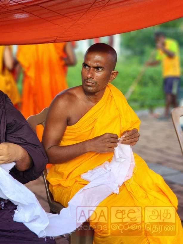 Monks remain outside Presidential Secretariat… - image 2