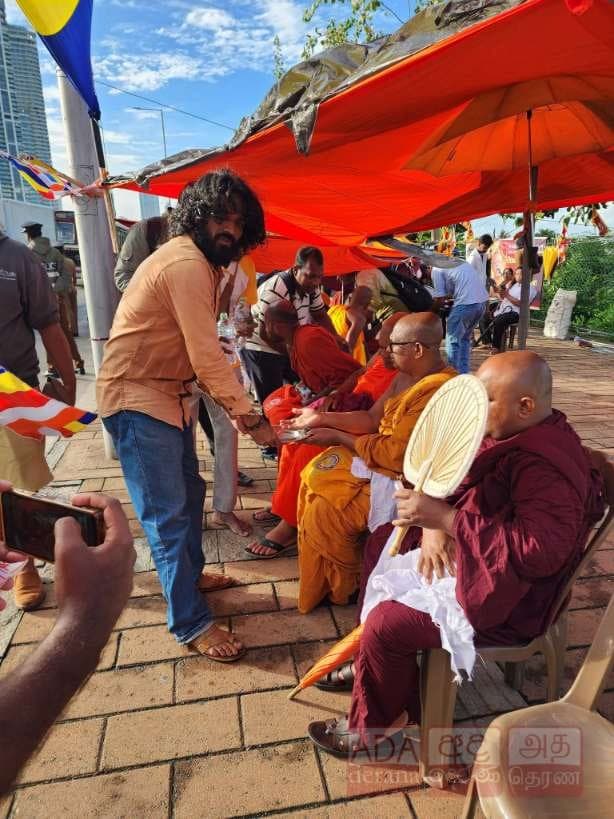 Monks remain outside Presidential Secretariat… - image 3