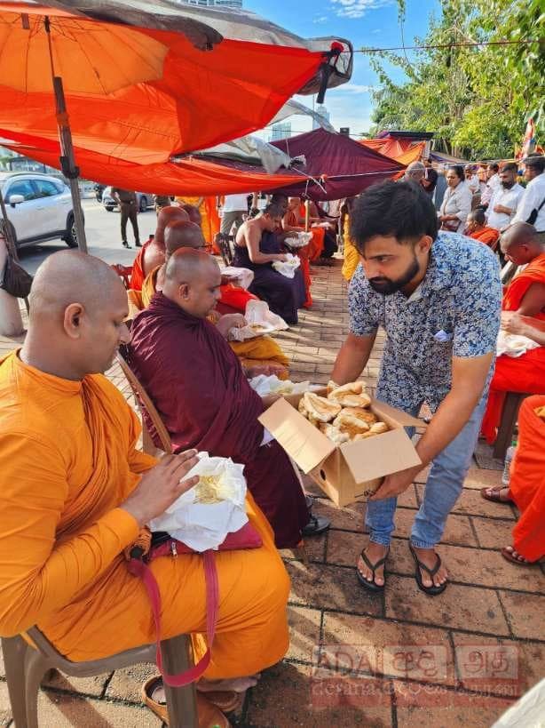 Monks remain outside Presidential Secretariat… - image 4