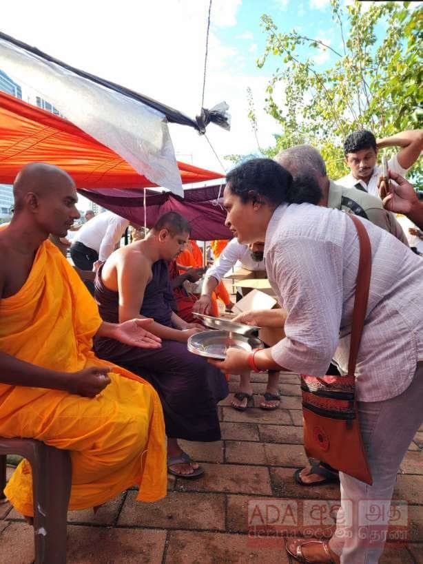 Monks remain outside Presidential Secretariat… - image 5