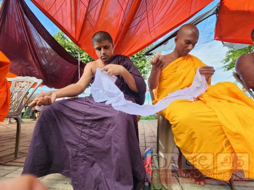 Monks remain outside Presidential Secretariat… - image 6