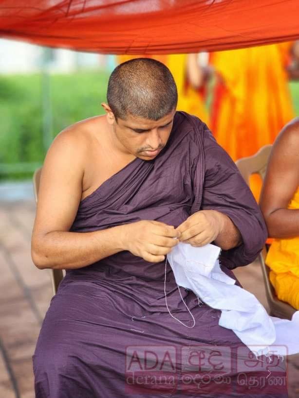 Monks remain outside Presidential Secretariat… - image 7