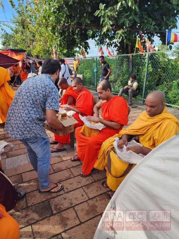 Monks remain outside Presidential Secretariat… - image 9