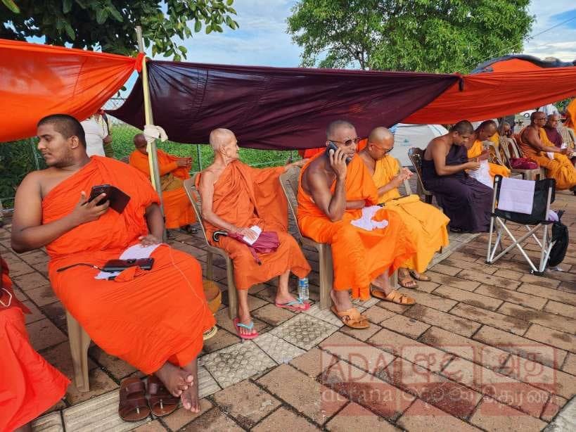 Monks remain outside Presidential Secretariat… - image 11