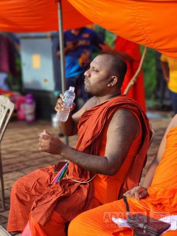 Monks remain outside Presidential Secretariat… - image 12