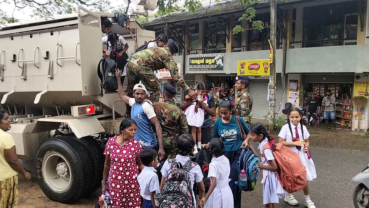 Army assists schoolchildren in flood-hit Malimbada… - image 1