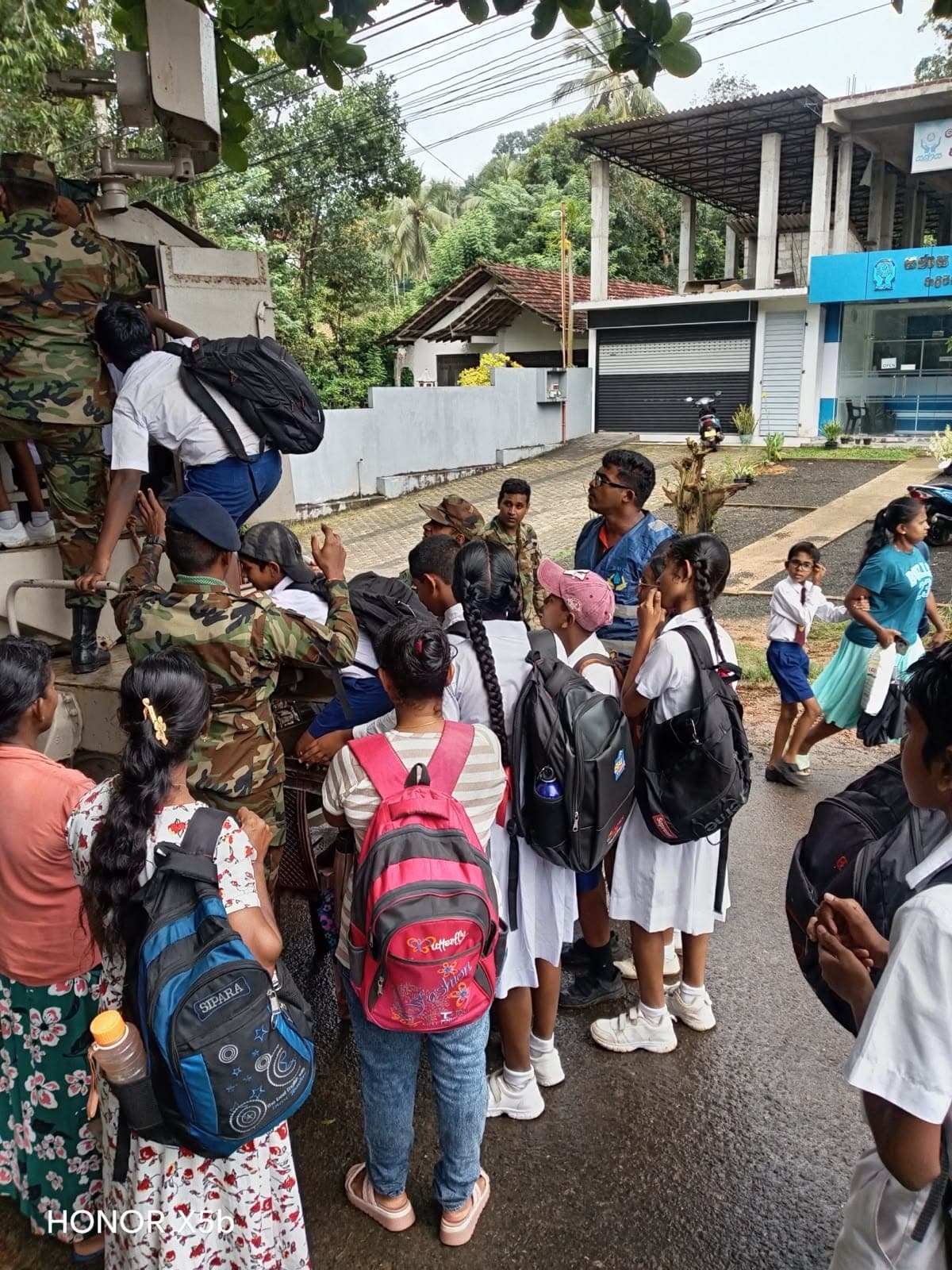 Army assists schoolchildren in flood-hit Malimbada… - image 2